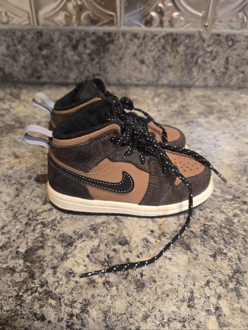 Nike Air Jordan 1 Mid SE DC-7250-200 Dark Chocolate Boys Sneakers/Shoes Sz 7c